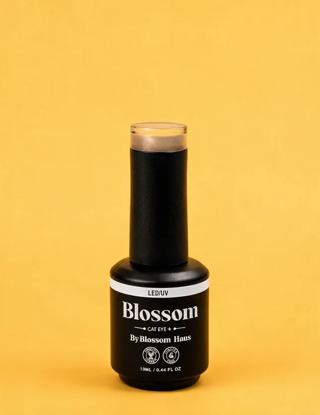 Esmalte en gel Blossom sobre fondo amarillo